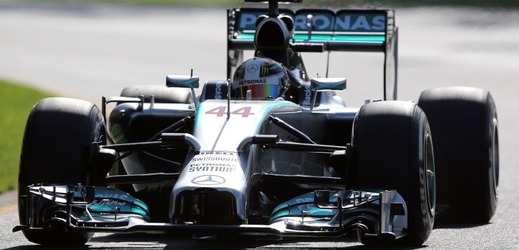 Mercedesy ovládly první den tréninků na úvodní Grand Prix sezony formule 1 v Melbourne. Na snímku Brit Lewis Hamilton.