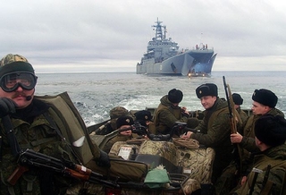 Výsadek ruského vojenského loďstva v Arktidě.