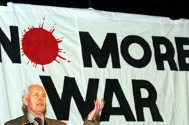 Benn v roce 2004 na konferenci Stop the War Coalition.