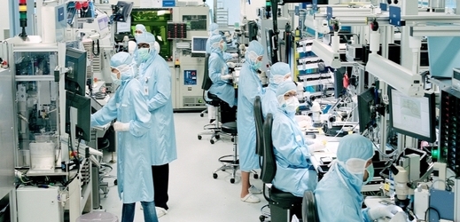 Kardiostimulátory a implantáty se vyrábějí v moderních manufakturách.