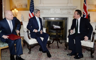Šéf britské diplomacie Hague (zleva), jeho americký kolega Kerry a britský premiér Cameron jednají v Londýně o Ukrajině.
