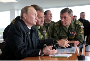 Prezident Putin a jeho ministr obrany Šojgu (po Putinově levici).