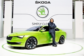 Šéfdesignér Škody Auto Jozef Kabaň pózuje s designovou studií vozu Škoda Vision C.
