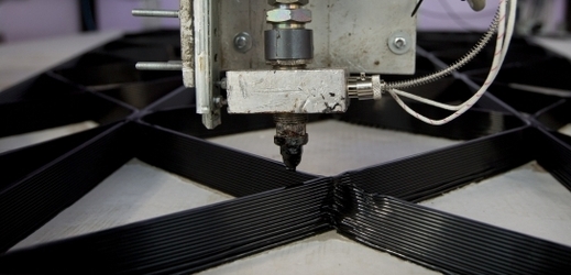 3D tiskárna tiskne jednotlivé části domu.