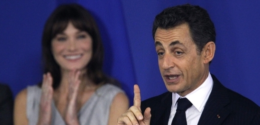 Francouzská média musí z internetu vymazat záznamy hovorůNicolase Sarkozyho a jeho manželky Carly.