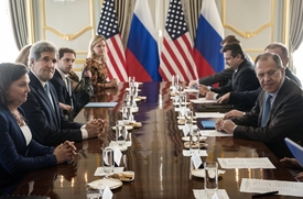 Jednání americké a ruské delegace.