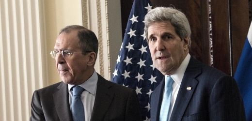Sergej Lavrov (vlevo) a John Kerry v Londýně.