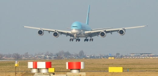 Obří Airbus A380 přistává v Praze.