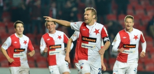 Kapitán pražské Slavie Karel Piták (uprostřed) slaví svůj druhý gól do sítě Znojma.
