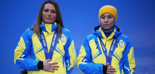 Ukrajinky zakrývají medaile.