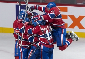 Hokejisté Montrealu se radují z gólu.