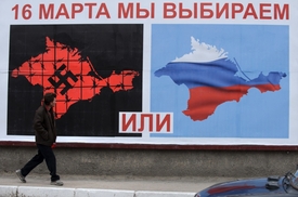 Muž v Sevastopolu prochází kolem plakátu s nápisem: "16. března volíme..."