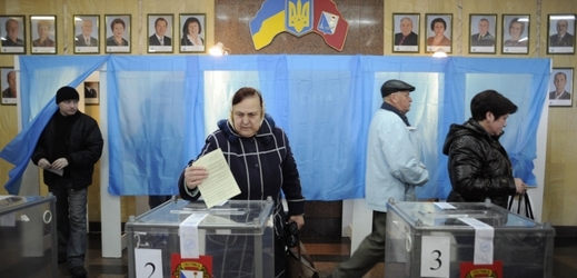 O hlasování je velký zájem: voliči ve volební místnosti v Sevastopolu.
