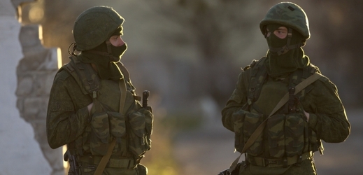 Proruští vojáci u hlavní brány ukrajinské vojenské základny v Perevalne, Krym.