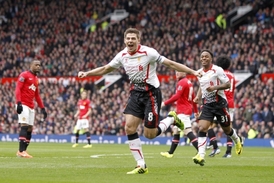 Kapitán Liverpoolu Steven Gerrard se raduje z jedno ze svých dvou gólů do sítě United.