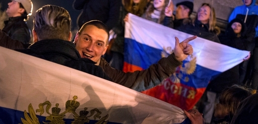 Momentka z Krymu. Řada lidí tam výsledek referenda bouřlivě oslavila. 