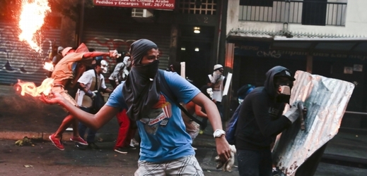 Venezuelský prezident Nicolás Maduro vyzval protivládní demonstranty v Caracasu k vyklizení náměstí.