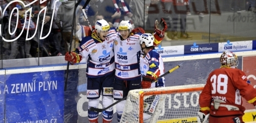 Hokejisté Pardubic se radují z gólu v předkole play-off proti Slavii.