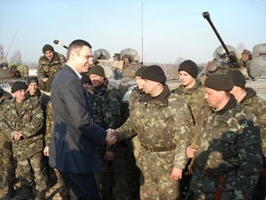 Boxerský šampion a jeden z vůdců opozice Kličko dodává odvahu ukrajinským vojákům.