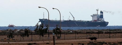 Tanker s ropou nejprve libyjským vojákům odplul, ale dopadli ho Američané.