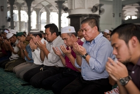 Malajsijští muslimové se modlí za pasažéry ztraceného letu.