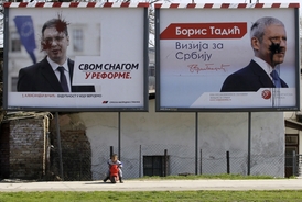 Ne všichni slibům politiků uvěřili. Boris Tadič (vpravo) pak ve volbách opět propadl.y fiaskem.