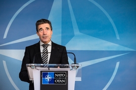 Šéf NATO Anders Fogh Rasmussen jednal s úřadujícím ukrajinským ministrem zahraničí Andrijem Deščycjim.