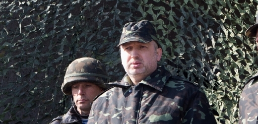 Úřadující ukrajinský prezident Oleksandr Turčynov (uprostřed).