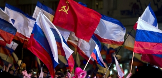 Nejen ruské, ale i sovětské vlajky bylo možno vidět na Krymu při oslavách výsledků referenda. Pro připojení poloostrova k Rusku je 96 procent obyvatel.