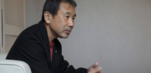 Haruki Murakami, který také překládá z angličtiny a běhá maratony, je považován za jednoho z nejvýznamnějších japonských současných spisovatelů.