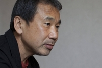 Haruki Murakami, který také překládá z angličtiny a běhá maratony, je považován za jednoho z nejvýznamnějších japonských současných spisovatelů.