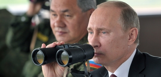 Vladimir Putin obhlíží situaci.