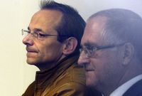 Zpravodajec vojenské tajné služby Jan Pohůnek (vlevo) je obviněn ze zneužití pravomoci. Vpravo je Pohůnkův advokát Michal Hráský.