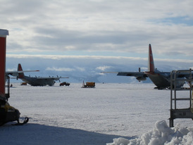 Observatoř na jižním pólu musí být zásobována letecky.