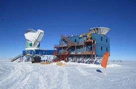 Polární stanice Amundsen-Scott na jižním pólu. Anténa projektu BICEP2 je velká světlá mísa na modré budově vpravo.