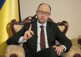 Ukrajinský premiér Arsenij Jaceňuk v reakci prohlásil, že konflikt na Krymu přerostl z politické úrovně na vojenskou.