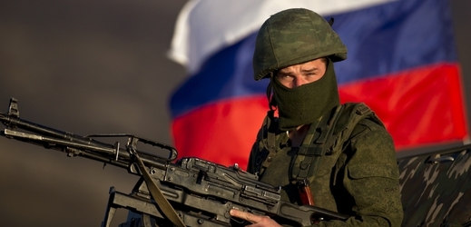 Na ukrajinskou základnu v Simferopolu prý zaútočili ruští vojáci.