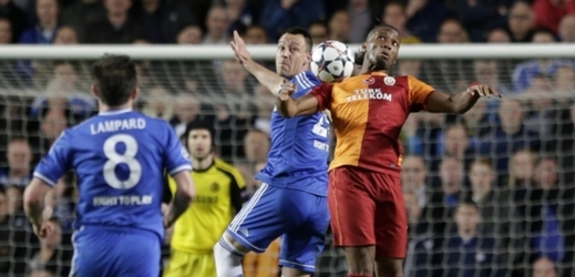 Kapitán Chelsea John Terry (vlevo) v souboji s útočníkem Galatasaraye Didierem Drogbou.
