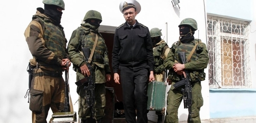 Ukrajinští vojáci na Krymu balí kufry.
