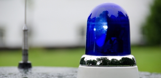 Modrý výstražný maják nyní mohou používat zejména vozidla státní a obecní policie, zdravotnické záchranné služby, hasičů, celní správy a horské služby (ilustrační foto).