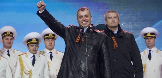 Triumfální přijetí krymských vůdců Vladimira Konstantinova (vlevo) a Sergeje Aksjonova v Moskvě.