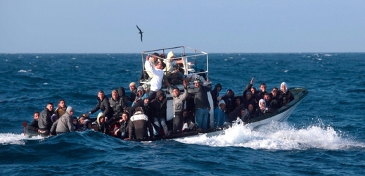 Loď s africkými uprchlíky nedaleko Lampedusy.