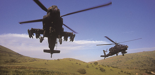 Izraleské vrtulníky Apache (ilustrační foto).