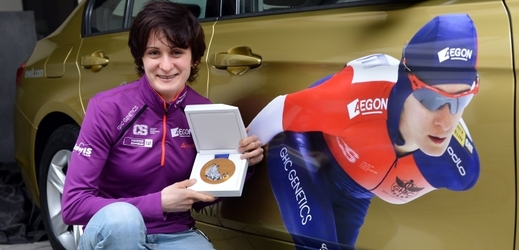 Rychlobruslařka Martina Sáblíková s autem, které dostala od sponzora za olympijskou medaili.