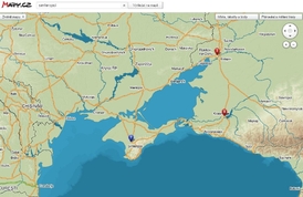 Čeští kartografové se řídí pozicí vlády. Mořská hranice Krymu s Ruskem je patrná.