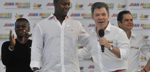 Kolumbijský prezident s mokrou skvrnou na poklopci.
