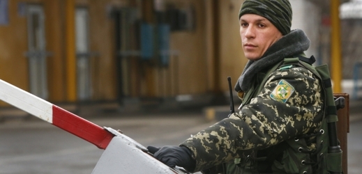 Ukrajinský důstojník na hraničním přechodu Uspenka na ukrajinsko-ruské hranici.