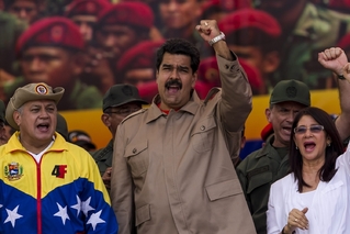 Prezident Maduro (uprostřed) se svou ženou a předsedou parlamentu na protestním mítinku.