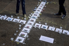 Kříž z fotografií zabitých demonstrantů z uplynulých týdnů a měsíců.
