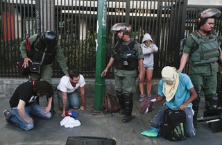 Zadržení po protivládní demonstraci na ústředním náměstí v Caracasu.